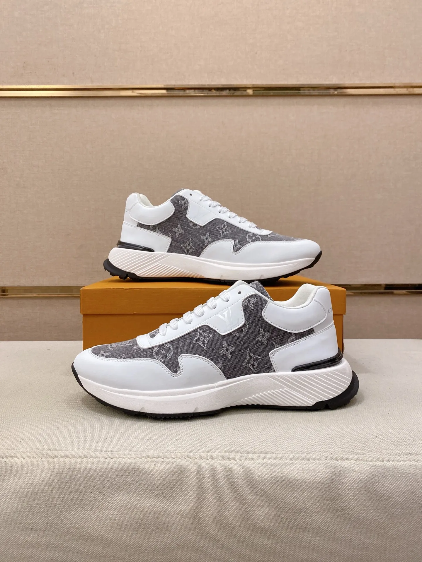 Men's shoes💰 462💰louis vuitton (Louis Vuitton/lv)🔍🔍The new counters are on sale at the same time. The uppers are imported from Italy. ⃣️Re-engraved🇮🇹💪💪, ⚠Sole: The original sole is specially provided by the original factory, the exclusive movable molded sole is super comfortable, ⚠Original and single goods 🔍high quality, you can enter and leave the counter at will, welcome to compare⚠. Code number: 38-44 (45/customized, non-refundable)